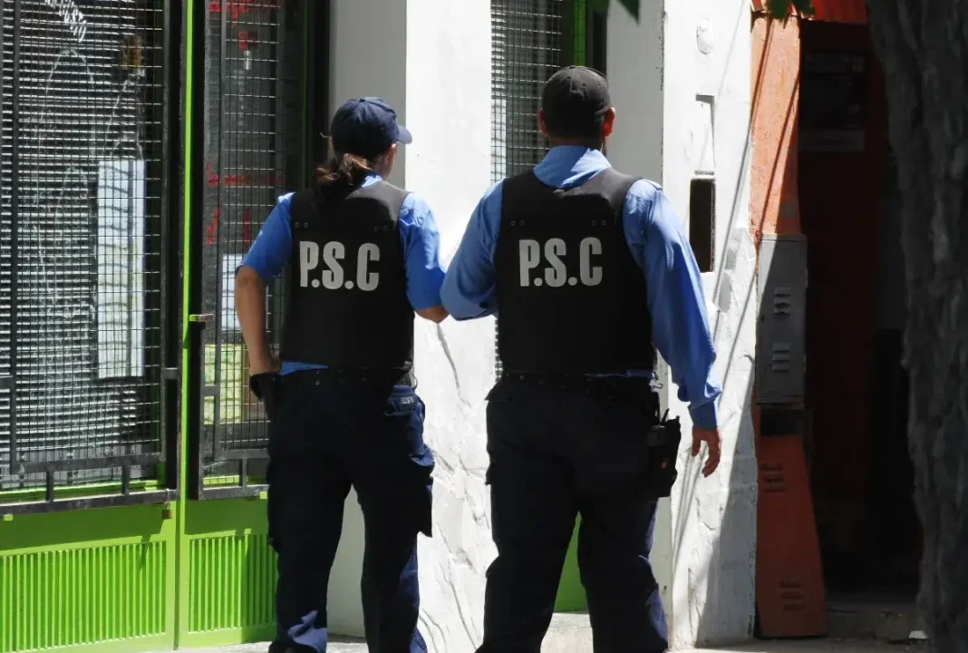 Ilustración genérica de presencia policial en una plaza