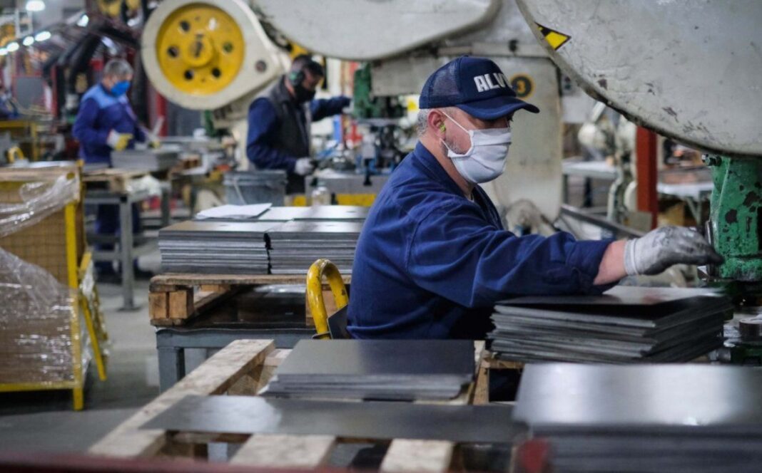 Gràfico ilustrativo mostrando el contraste entre el crecimiento de exportaciones y el estancamiento del consumo interno en Argentina.