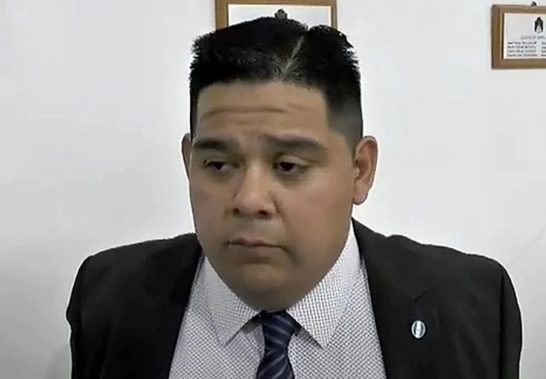 Ilustración de una balanza de la justicia sobre un fondo neutro.