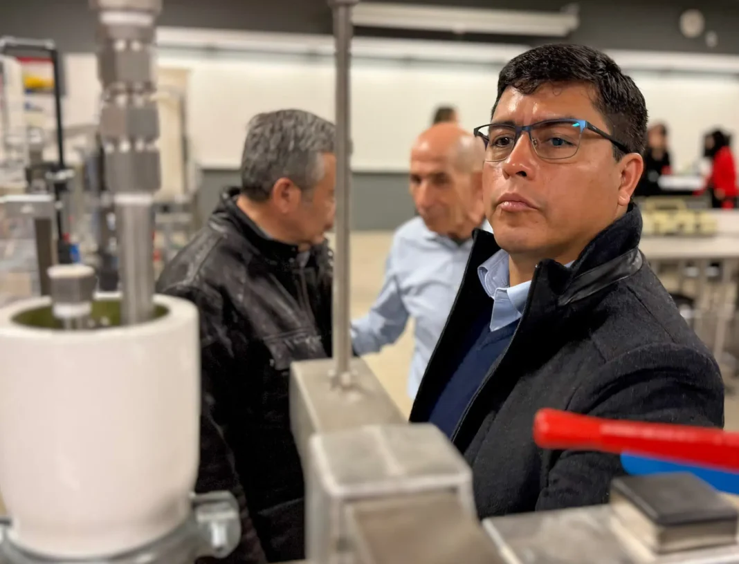 Gobernador Claudio Vidal durante una visita institucional en el exterior