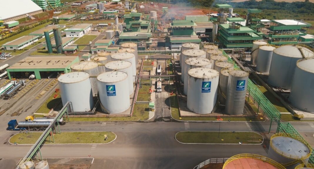 Gráfico ilustrativo de precios de combustibles y barriles de petróleo