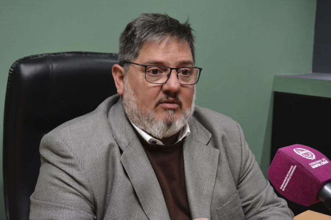 Ministro de Economía de Santa Cruz, Ezequiel Verbes, durante una conferencia de prensa.
