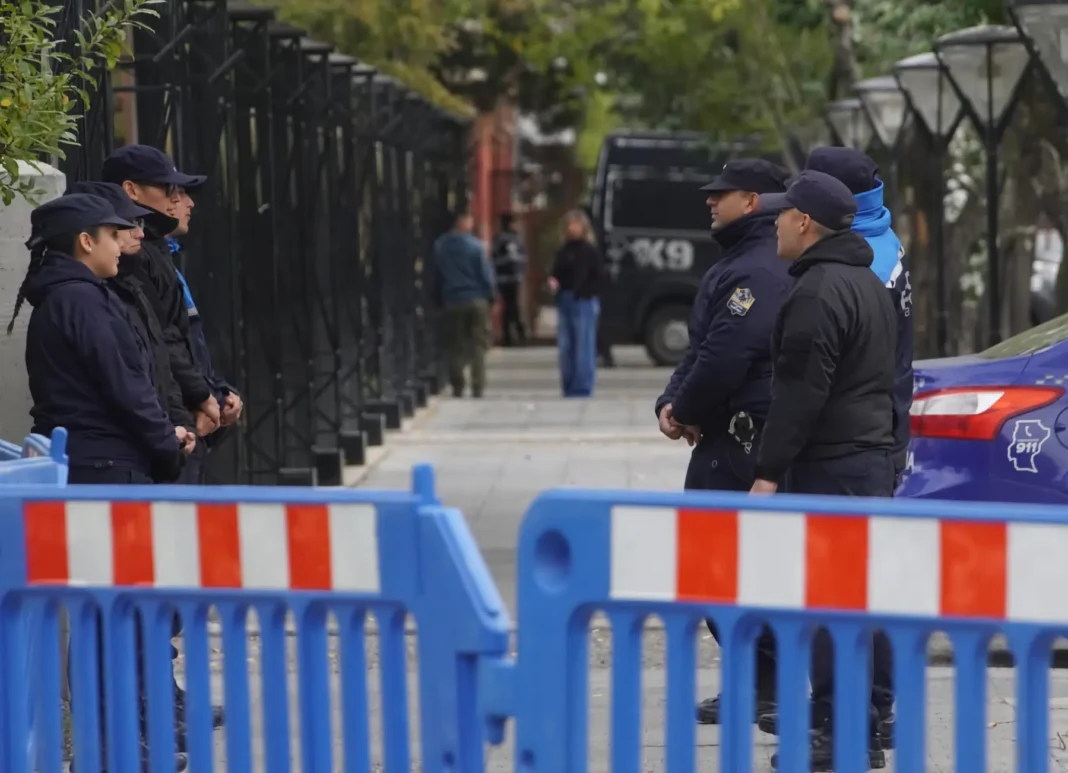 Despliegue policial frente a la Legislatura de Santa Cruz
