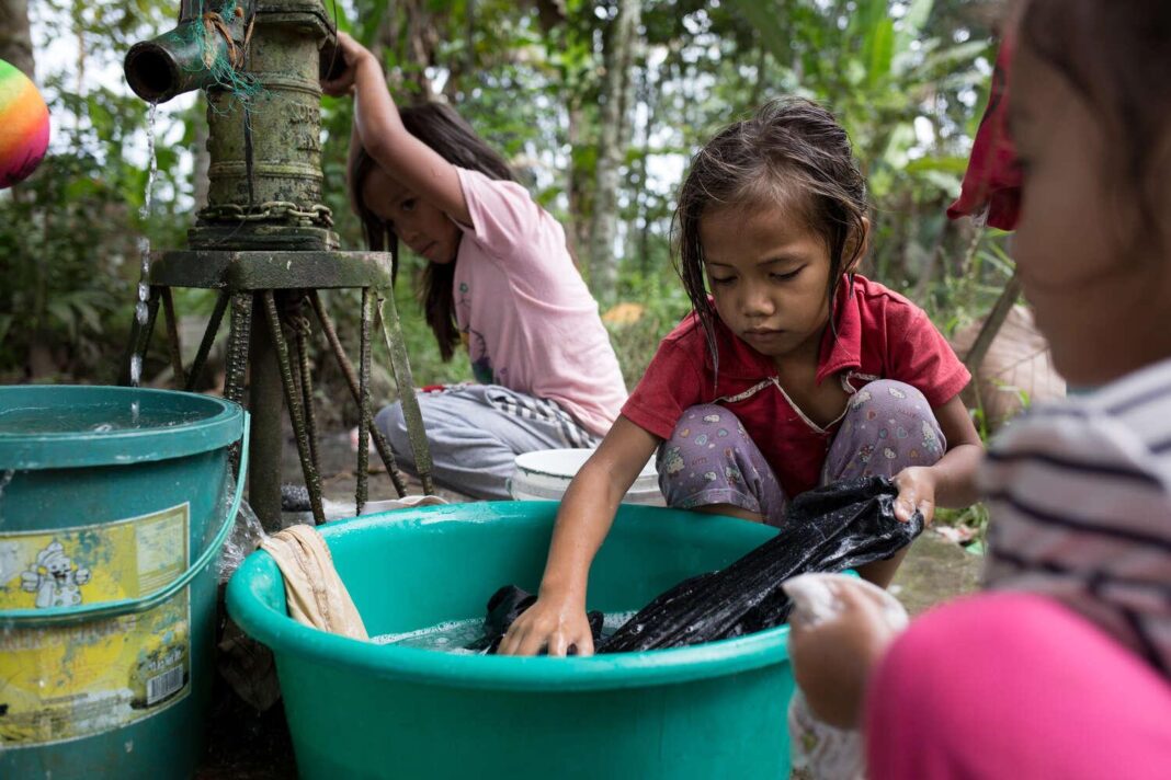 Gráfico de barras que muestra la evolución de la pobreza infantil en Argentina entre 2024 y 2025