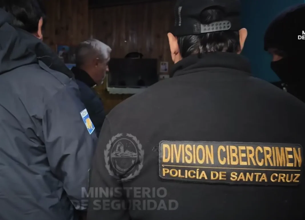 Policía de Santa Cruz durante allanamiento por material de abuso infantil