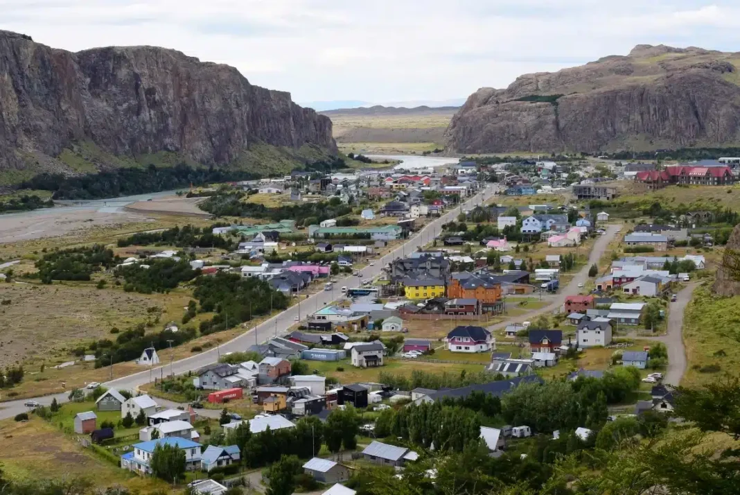 Vista panorámica de El Chaltén con montañas de fondo, ilustrando el contexto territorial de la noticia.