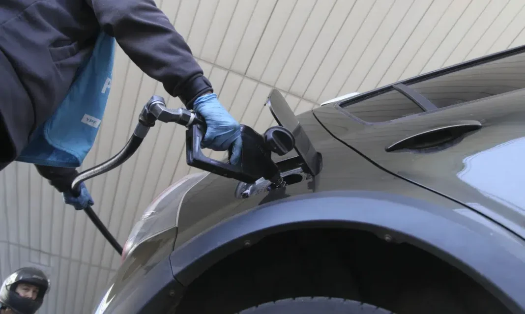 Estación de servicio YPF en Santa Cruz con cartel de precios