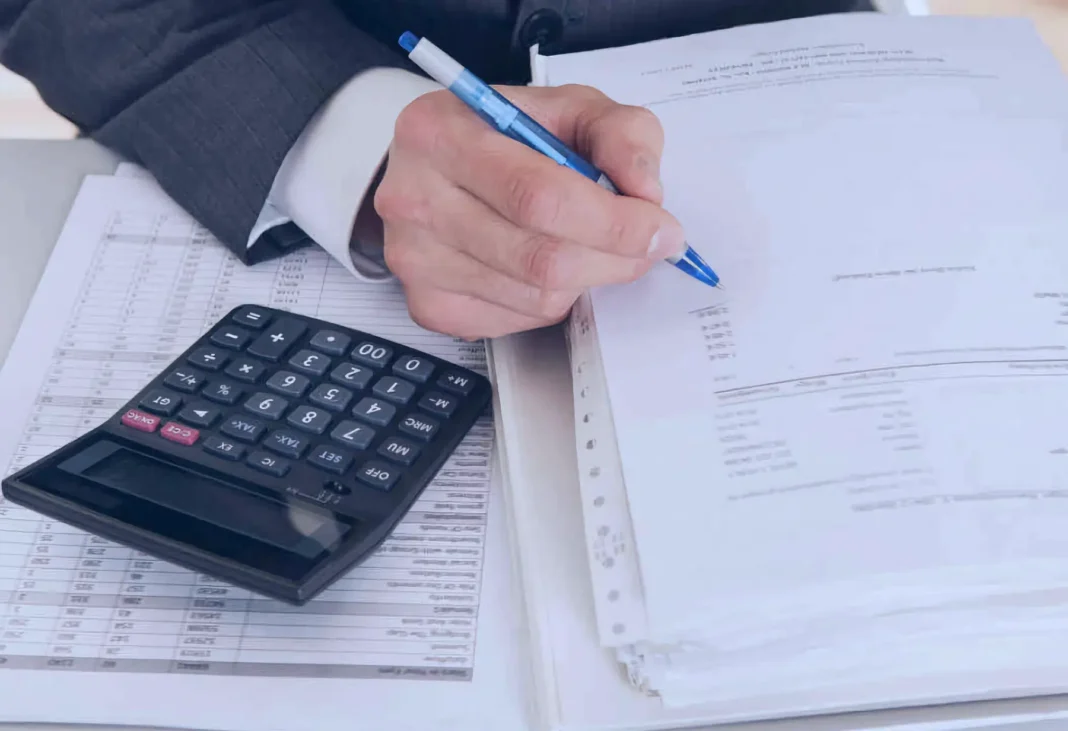 Ilustración de un documento oficial con un sello de transparencia, representando las declaraciones juradas.