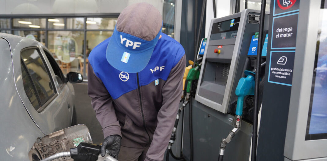 Gráfico con la evolución del precio del petróleo y un mapa que señala la ubicación del estrecho de Ormuz.