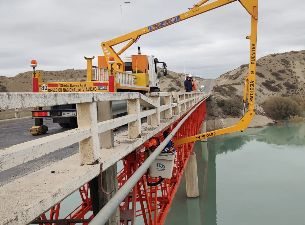 Vista aérea del puente sobre el río Santa Cruz en la Ruta Nacional 3, cerca de Comandante Luis Piedra Buena.