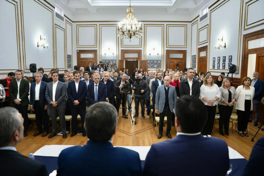 Firma de acuerdo entre el gobierno de Santa Cruz y representantes de empresas petroleras.