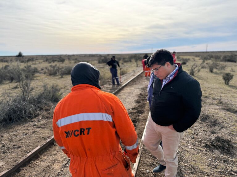 Gobernador Claudio Vidal supervisando obras de recuperación ferroviaria en Jaramillo, Santa Cruz.