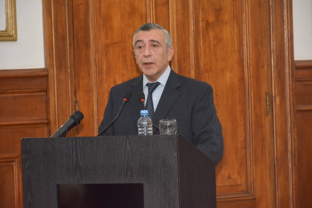 Ministro Jaime Álvarez durante presentación del plan energético de Santa Cruz