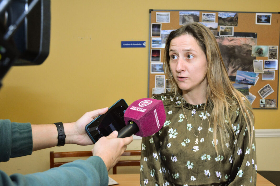 Autoridades y representantes del turismo en una reunión de trabajo en Santa Cruz.