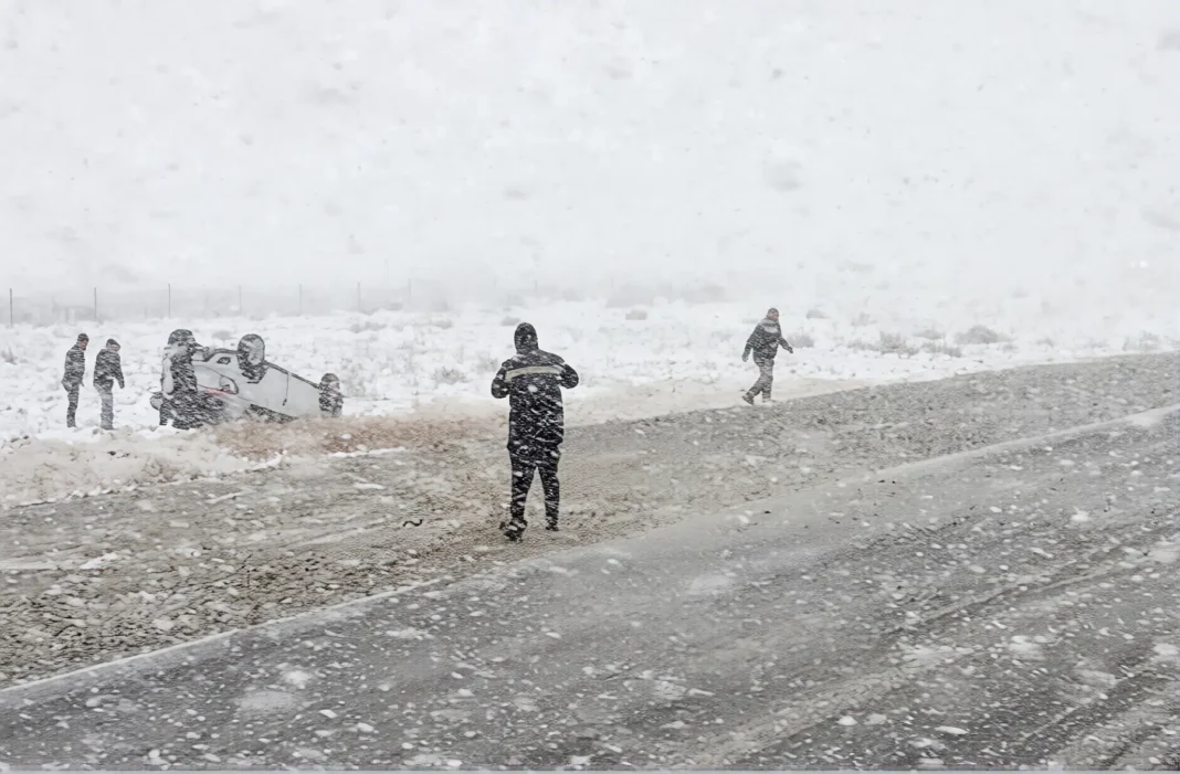 Vehículos y maquinaria vial en la Ruta 40 cubierta de nieve, provincia de Santa Cruz