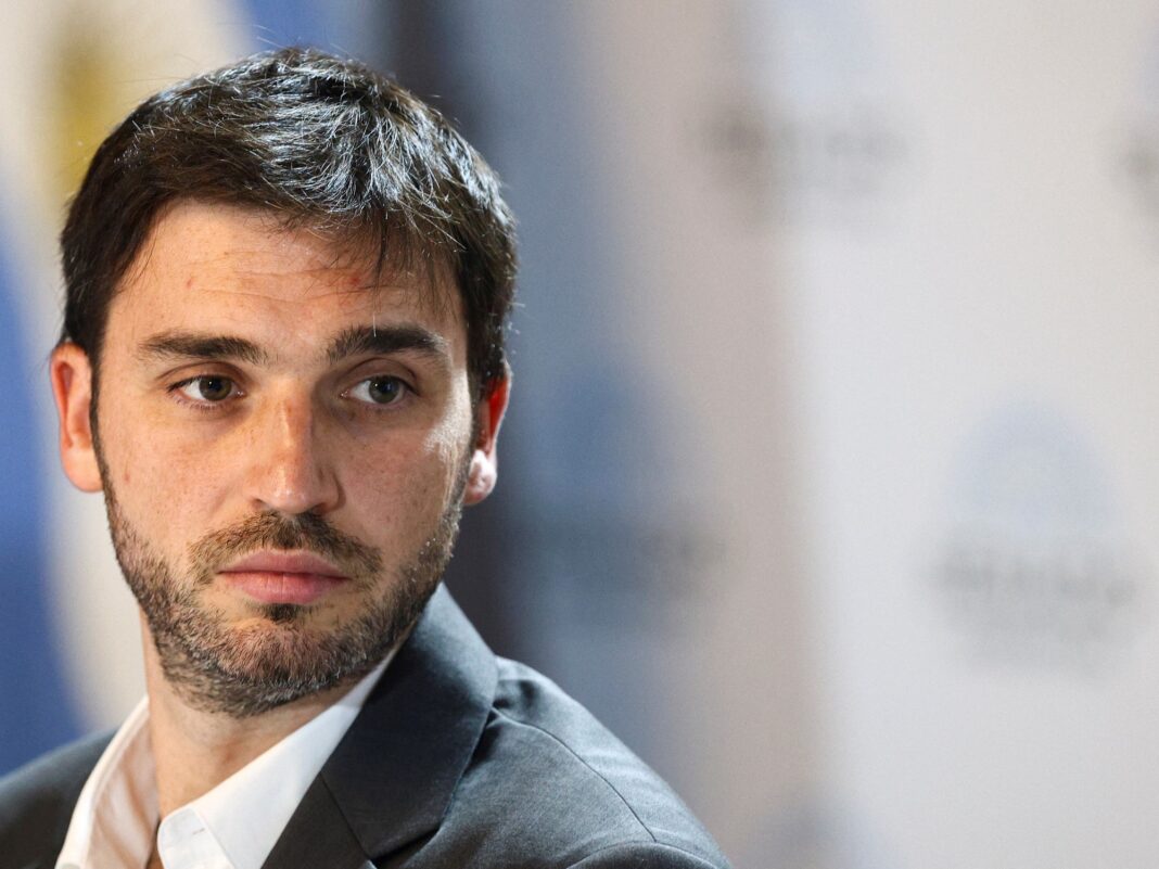 Gobernador Ignacio Torres durante una conferencia de prensa en Comodoro Rivadavia.