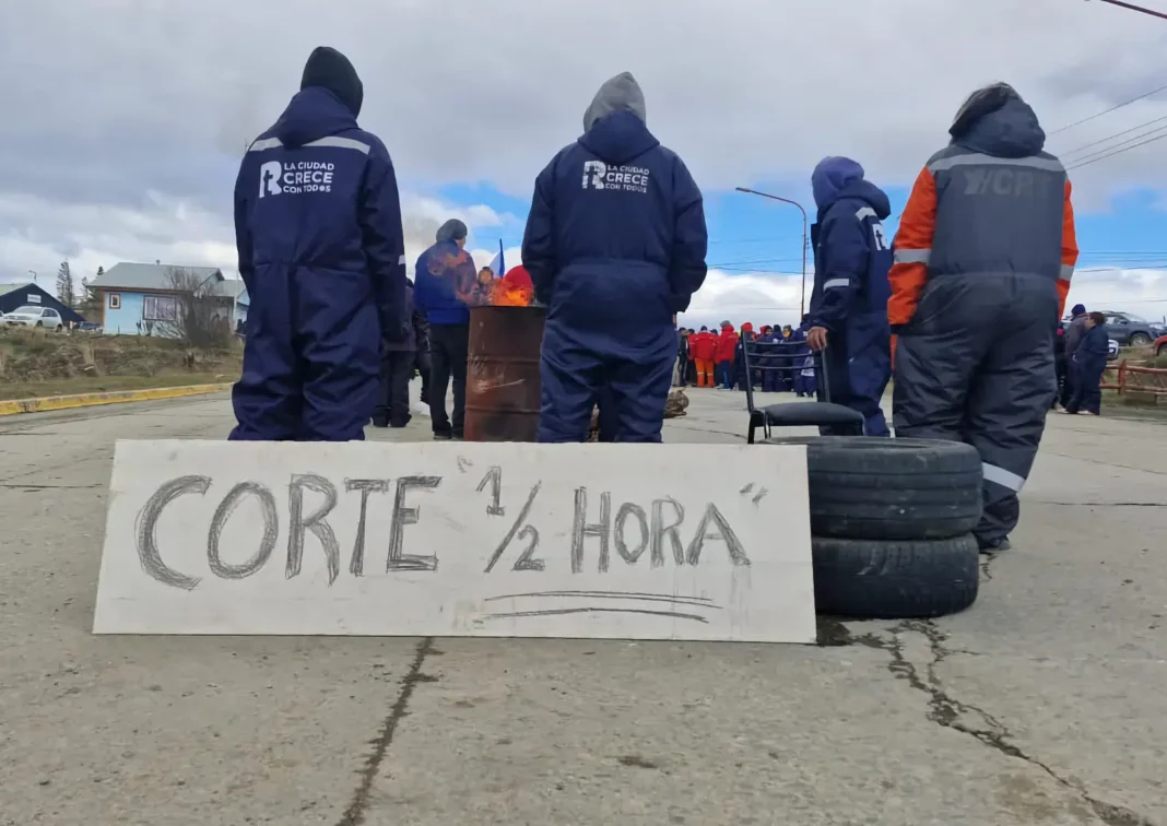 Trabajadores municipales de Río Turbio durante una movilización en reclamo salarial