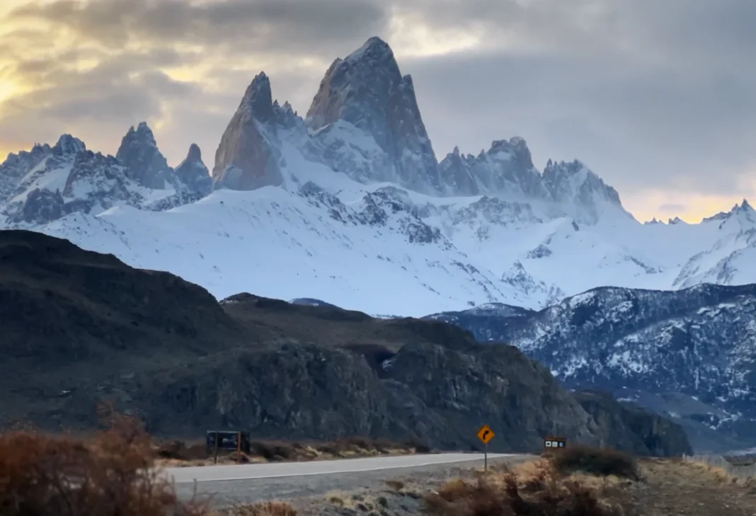 Camioneta de Vialidad Provincial en zona de ruta afectada por lluvias en cercanías de El Chaltén, Santa Cruz.