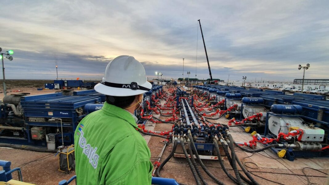 Vista de la formación Vaca Muerta en Neuquén, con equipos de perforación y extracción de petróleo y gas