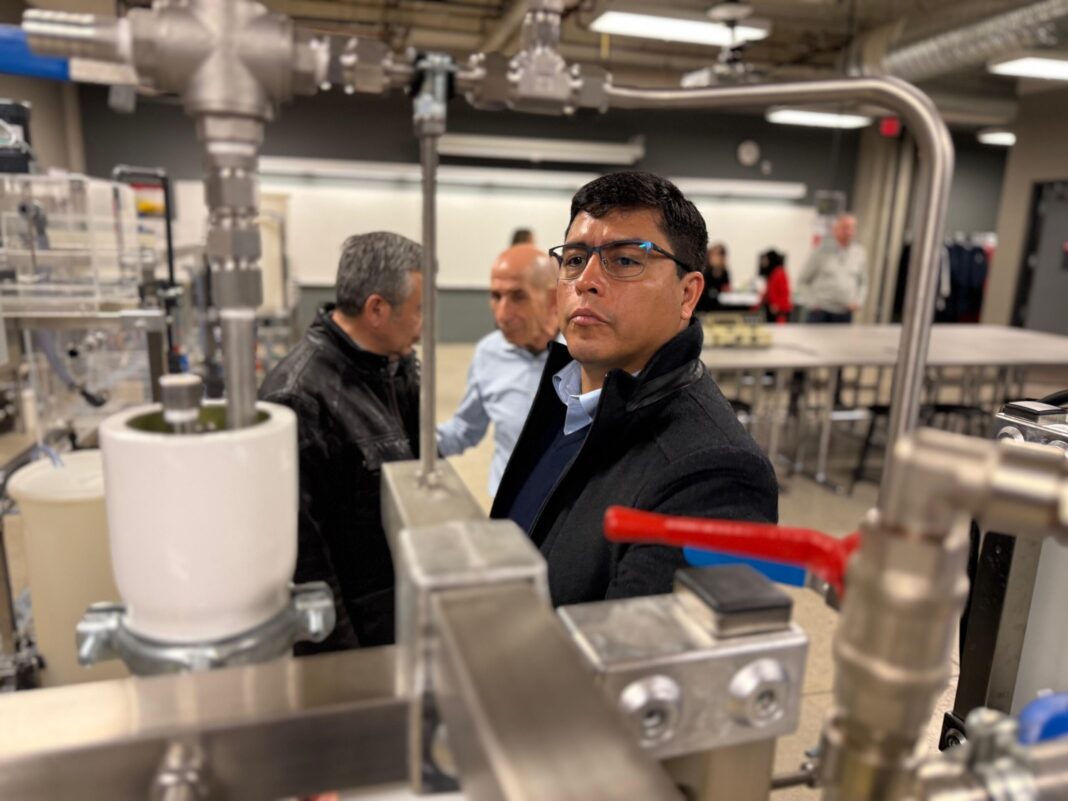 Delegación de Santa Cruz encabezada por el gobernador Claudio Vidal durante visita al instituto SAIT en Calgary, Canadá.