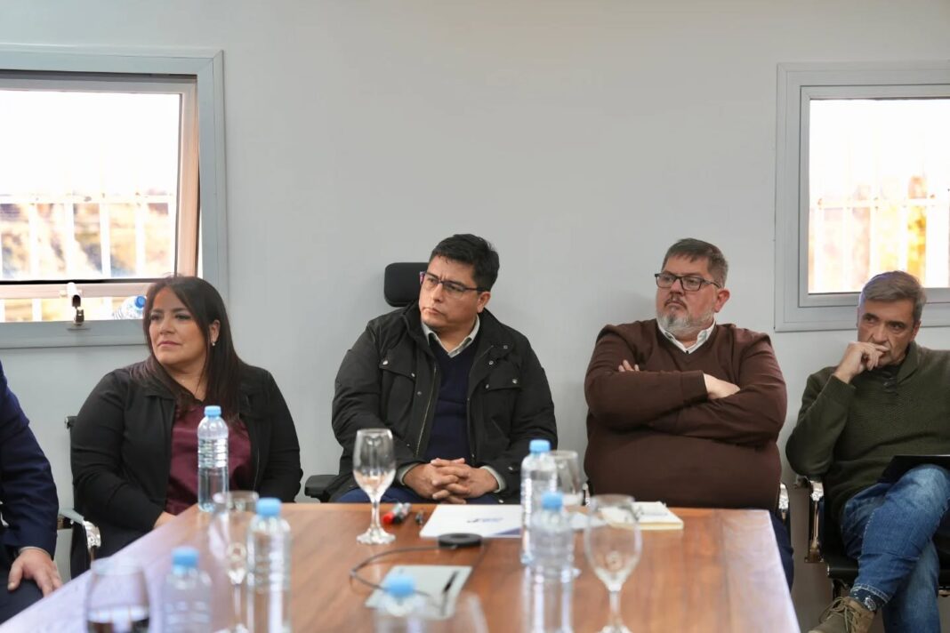 Claudio Vidal en reunión de trabajo con intendentes y funcionarios de Santa Cruz