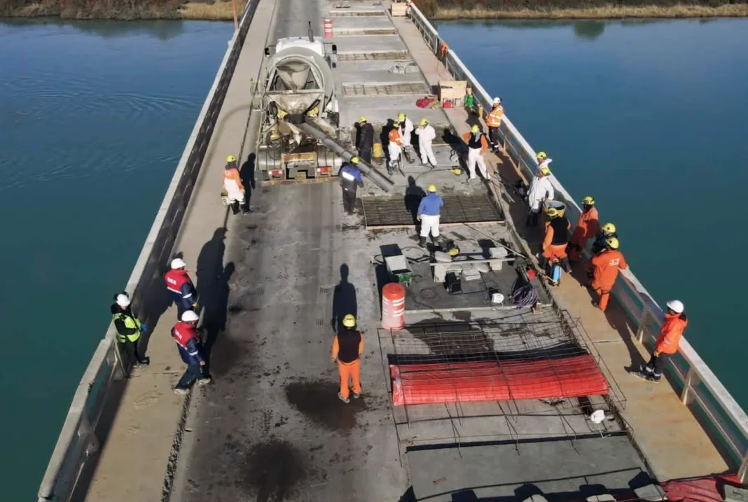 Obras de reparación en el puente sobre el río Santa Cruz