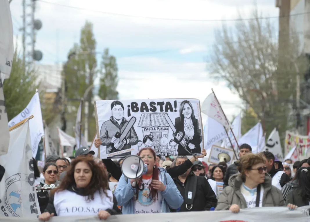 Docentes de Santa Cruz en asamblea del Congreso Extraordinario de ADOSAC