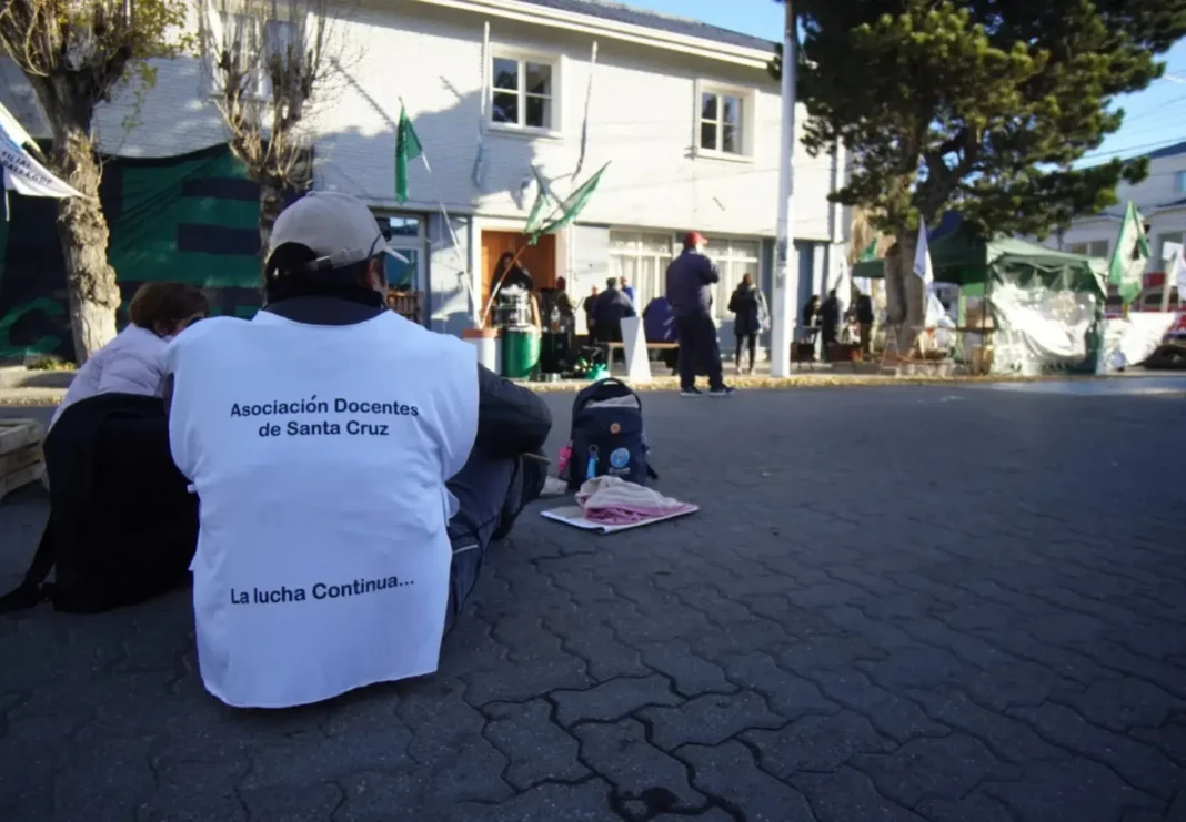 Manifestantes del Frente Sindical frente al Ministerio de Economía en Río Gallegos
