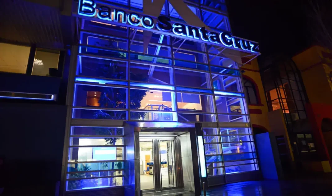 Empleados públicos protestan por descuentos del Banco Santa Cruz