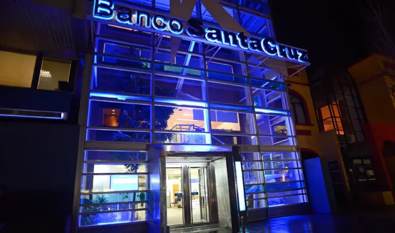 Empleados públicos de Santa Cruz frente a un cajero automático del Banco Santa Cruz