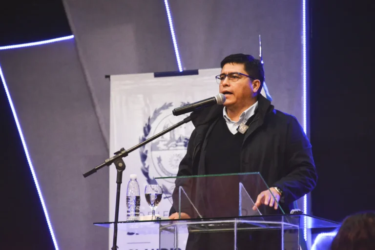 Gobernador Claudio Vidal durante anuncio del Juzgado de Infracciones de Tránsito en Santa Cruz