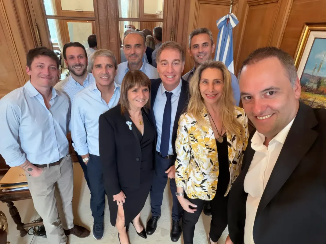 Mesa de reunión con documentos y bandera argentina