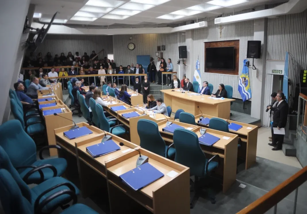 Ministro de Economía Ezequiel Verbes durante una exposición en la Legislatura de Santa Cruz