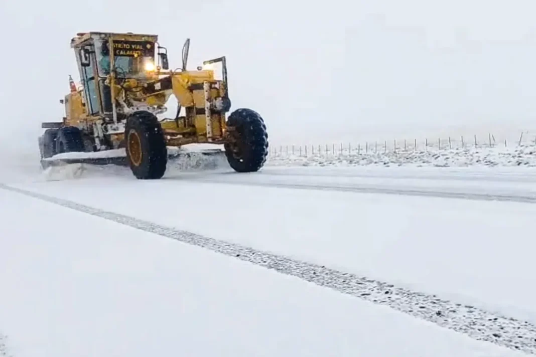 Vialidad Provincial realizando tareas de despeje de nieve en la Ruta Nacional N° 40