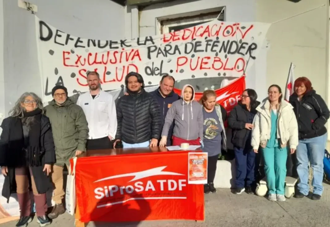 Profesionales de la salud en radio abierta en el acceso al Hospital Regional Río Grande