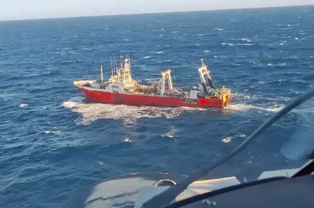 Helicóptero de la Prefectura Naval Argentina sobrevolando el mar durante el rescate del marinero herido