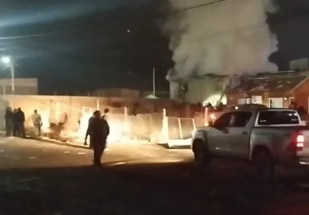 Equipos de rescate trabajan entre los escombros tras explosión de gas en Perito Moreno