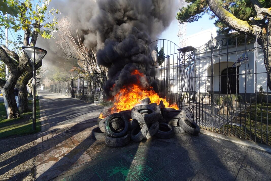 Docentes de ADOSAC frente a la Casa de Gobierno en Santa Cruz