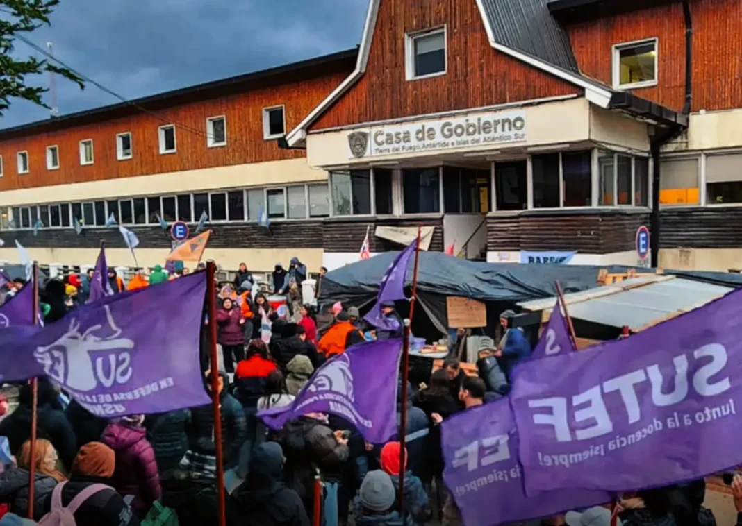 Docentes del SUTEF en asamblea