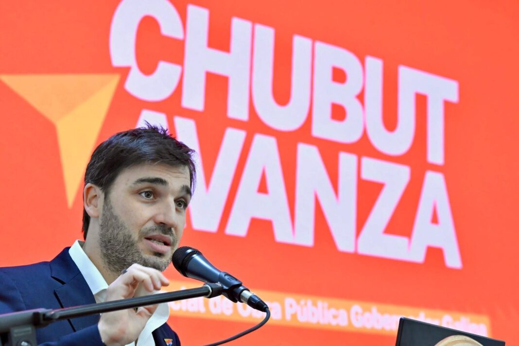 Gobernador Ignacio Torres durante anuncio de obras públicas en Chubut