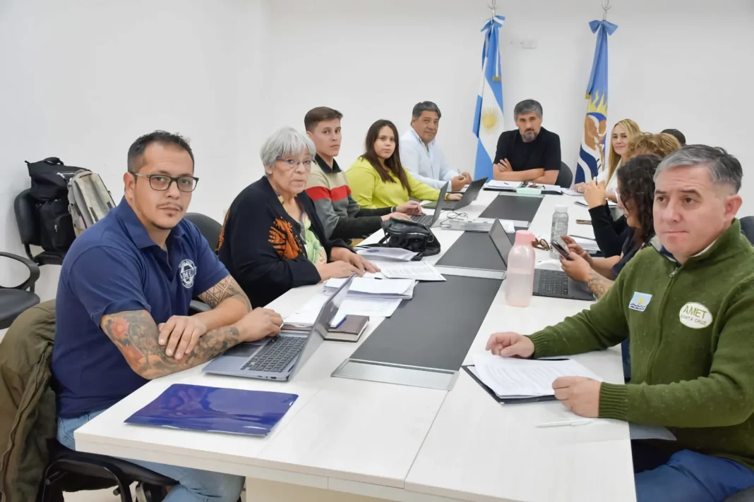 Mesa de paritarias docentes en Santa Cruz con representantes gremiales