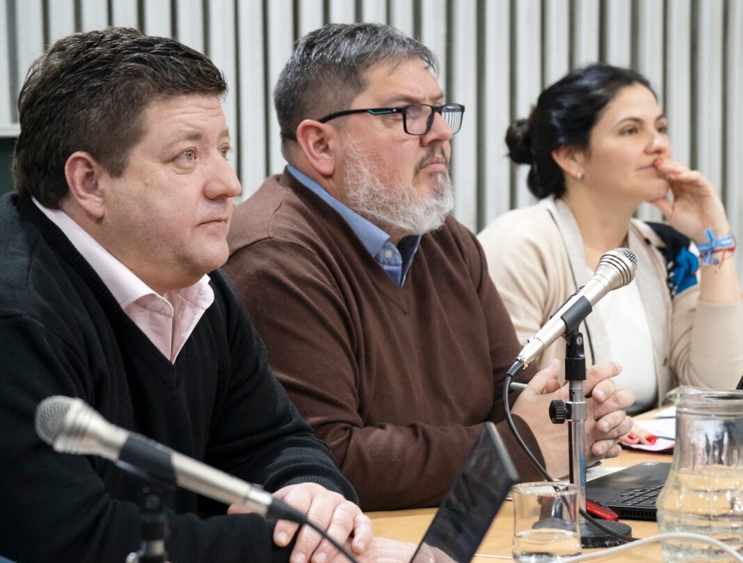 Reunión entre funcionarios provinciales y diputados en la Legislatura de Santa Cruz
