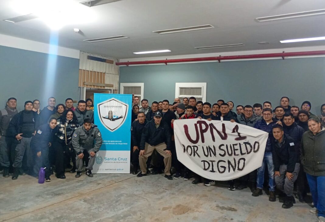 Policías en manifestación en Santa Cruz