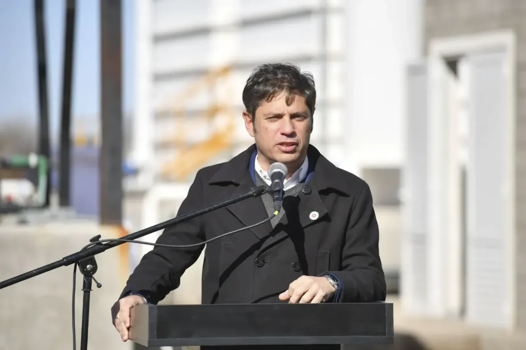 Axel Kicillof y Carlos Bianco en conferencia de prensa anunciando medidas de austeridad