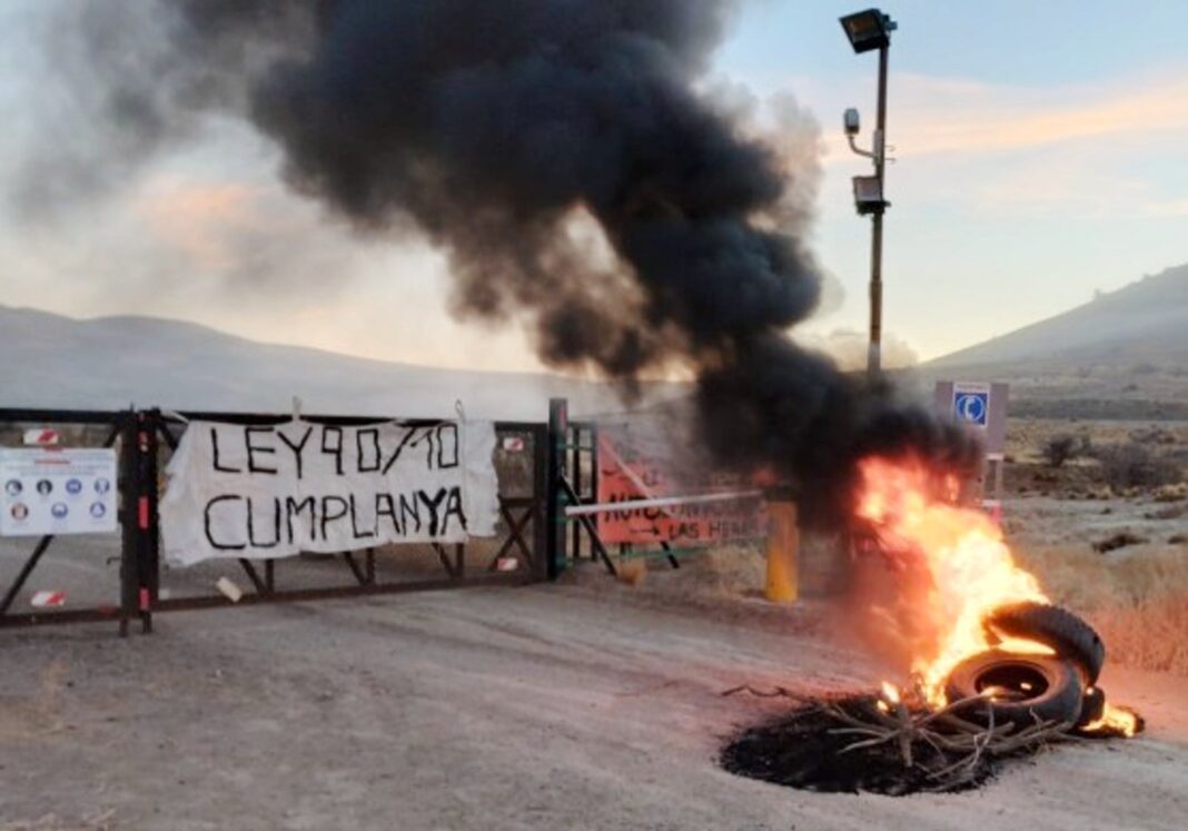 Trabajadores realizan piquete en ingreso a yacimiento Cerro Negro de Newmont en Santa Cruz